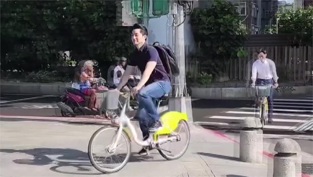 蔣萬安騎YouBike上人行道遭開罰。圖／翻攝自Facebook@蔣萬安