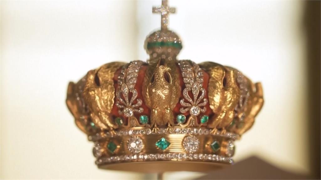 巴黎羅浮宮成為焦點，警方封鎖現場調查珠寶搶案。圖／畫面攝自AP