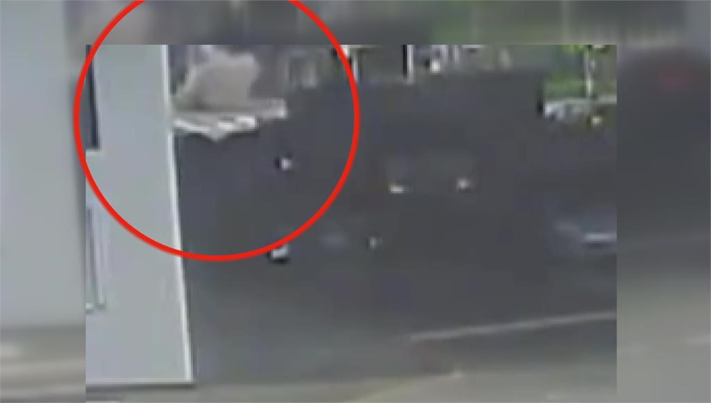 板橋縣民大道驚傳爆炸 路面炸出大洞、白煙狂竄畫面曝