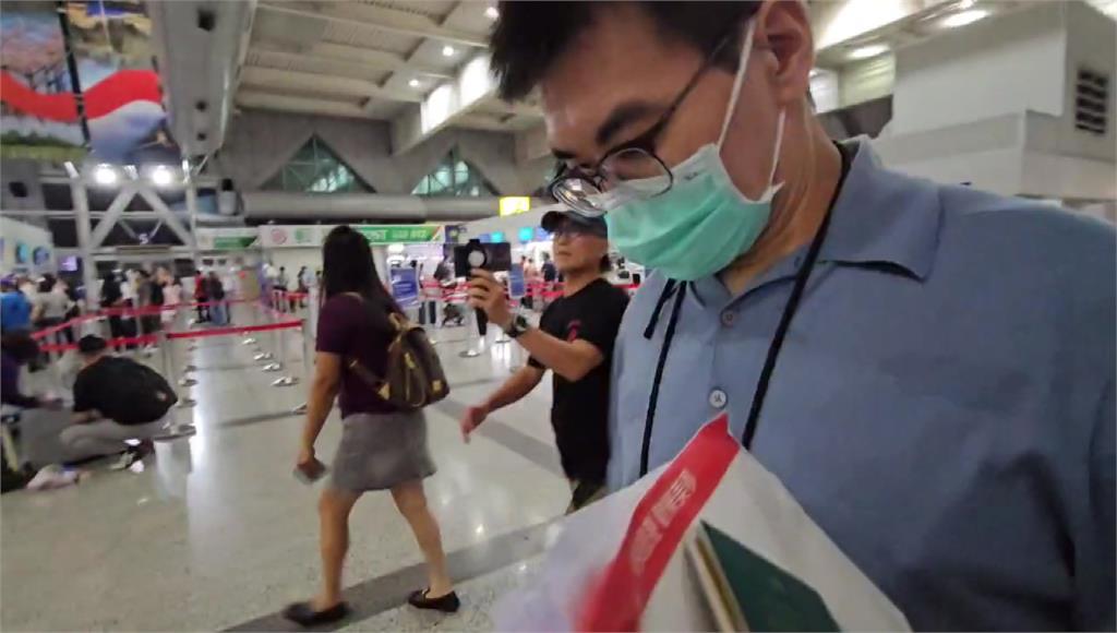 趙建銘清晨現身小港機場！與3男性朋友飛越南 全程不發一語