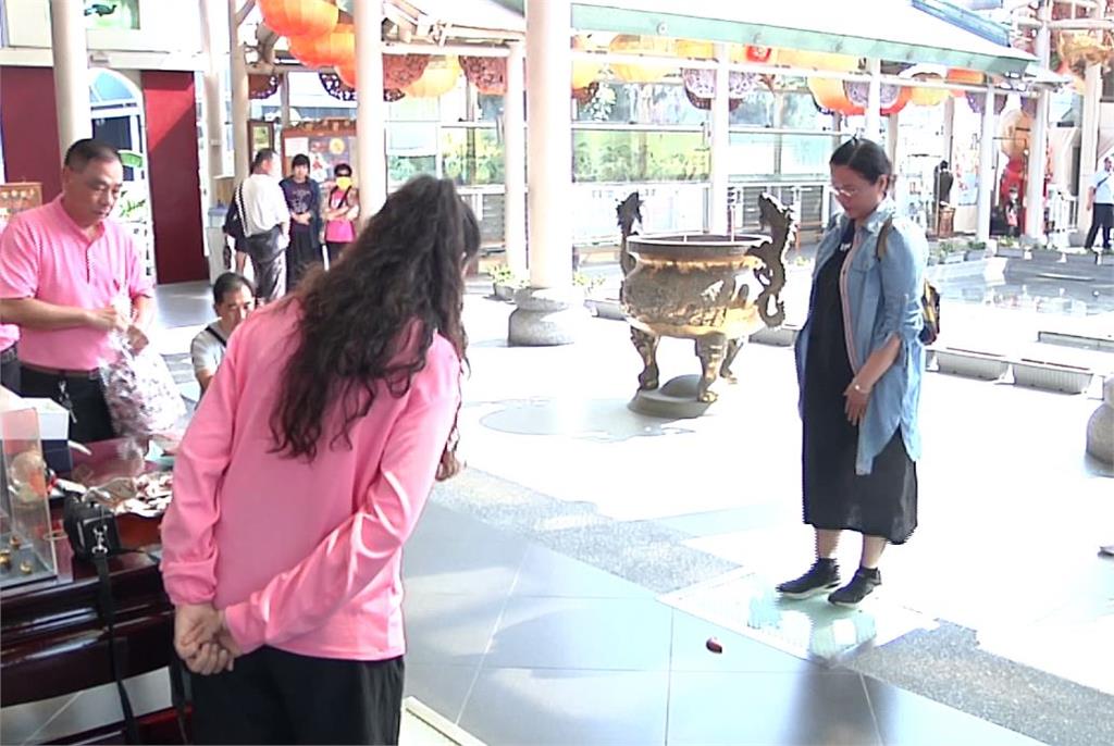 鹿港玻璃媽祖廟，舉辦祈福擲筊拿元寶活動，吸引許多民眾參加。圖：台視新聞