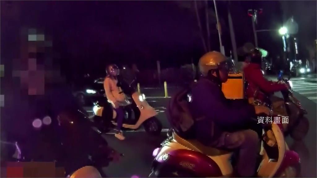 立院初審通過 騎機車滑手機、行駛間抽菸罰鍰加重至1200元