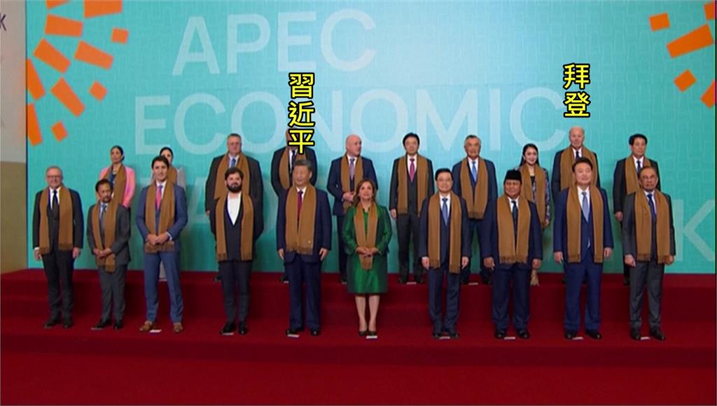 APEC合照，習近平站C位、拜登被流放後排。圖／美聯社、路透社