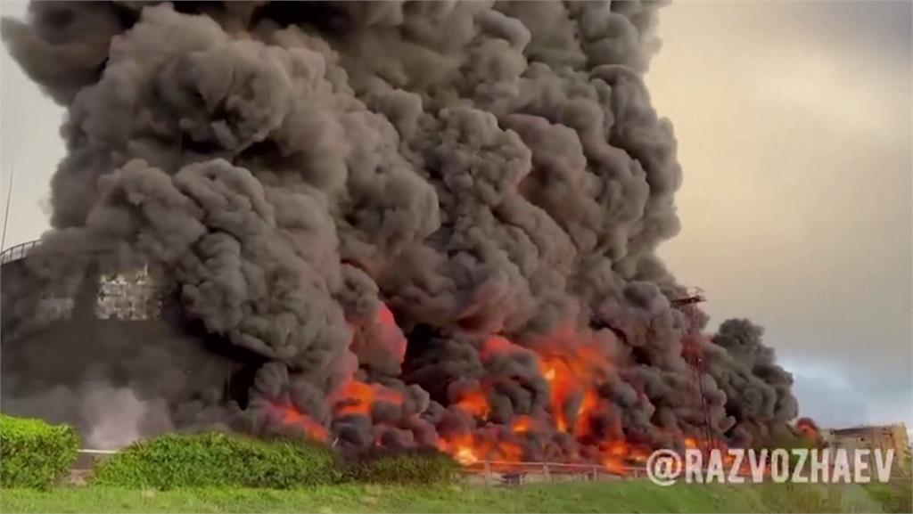 克里米亞燃料庫被炸，濃煙直竄天際。圖／美聯社、路透社、CNN
