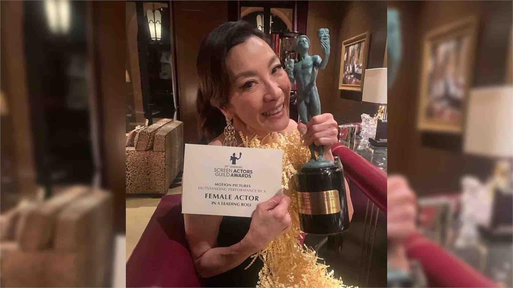 楊紫瓊抱走「美國演員工會獎」最佳女主角殊榮。圖／翻攝自Facebook@yeoh2016