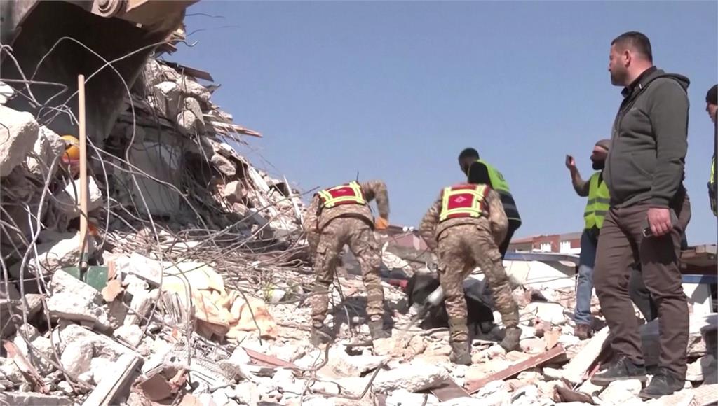 土耳其地震三週後，一隻受困瓦礫堆的哈士奇奇蹟獲救。圖／CNN、美聯社