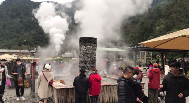 元旦連假全台急凍！宜蘭清水地熱公園泡湯區湧人潮