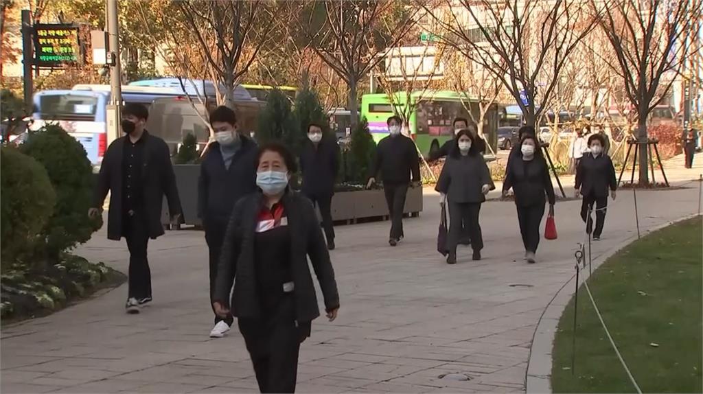 南韓政府擬在明日宣布將取消戶外強制戴口罩。圖／翻攝自AP Direct