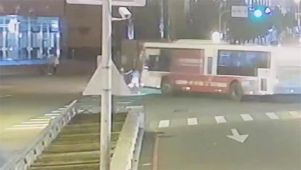 台中公車撞上一家三口的影像曝光。圖／台視新聞