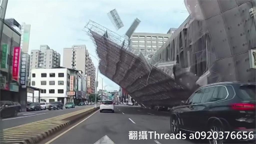 台中市區颳起強風，導致路旁整排鷹架吹倒。圖／翻攝自Threads@a0920376656