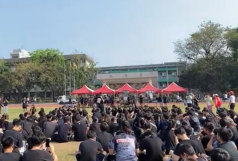 鳳中學生身穿黑衣靜坐抗議。圖／翻攝自鳳山高中學生會IG