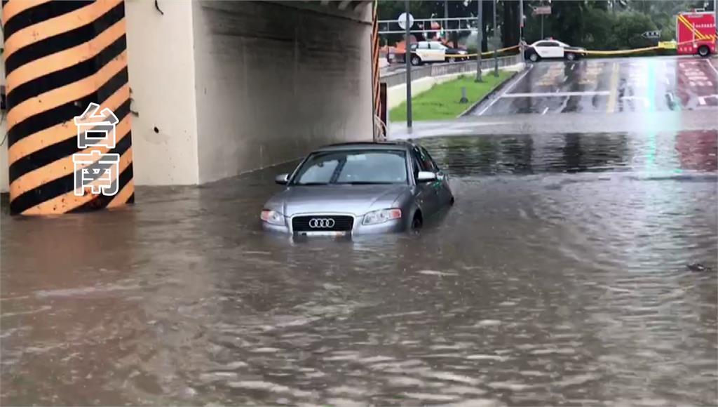 台南小東路地下道淹水，轎車當場拋錨。圖／台視新聞