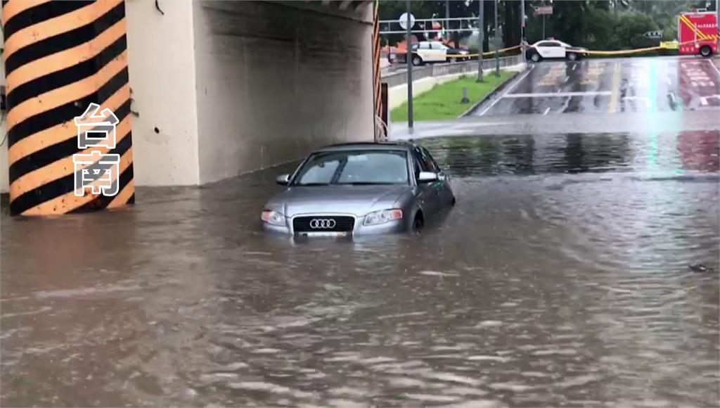 南台灣強降雨 地下道淹水車輛拋錨車主受困