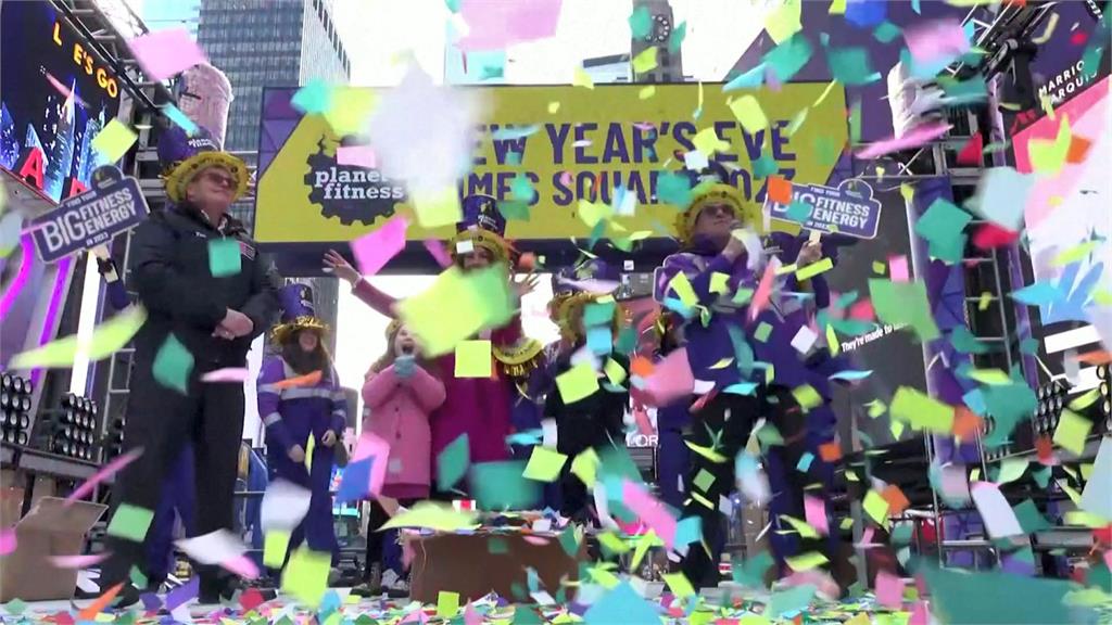 時報廣場跨年慶祝活動，從高處灑下大量五顏六色的碎紙是不可少的傳統。圖／路透社