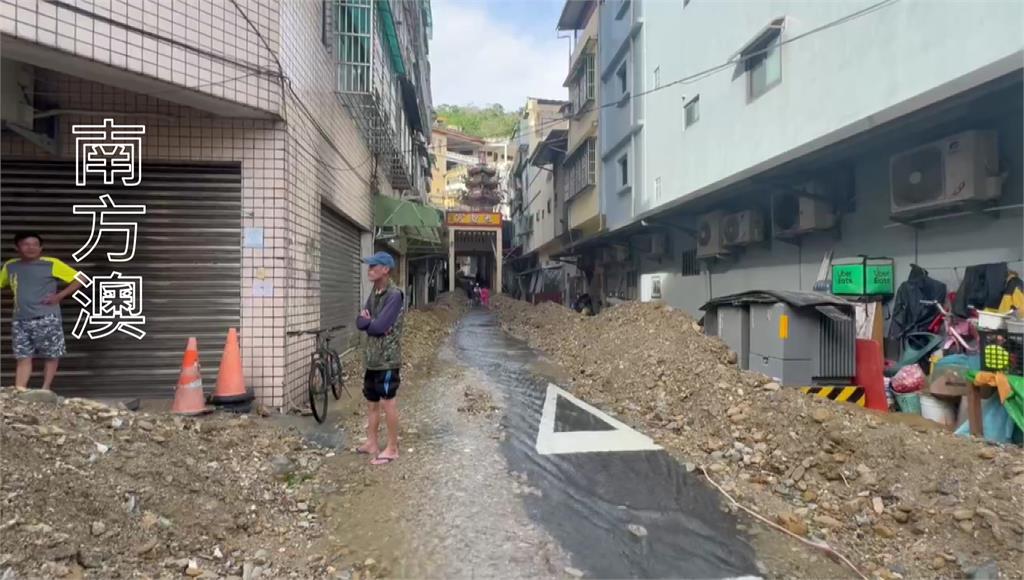 南方澳池碧宮土石流 大量土石灌民宅住戶急清