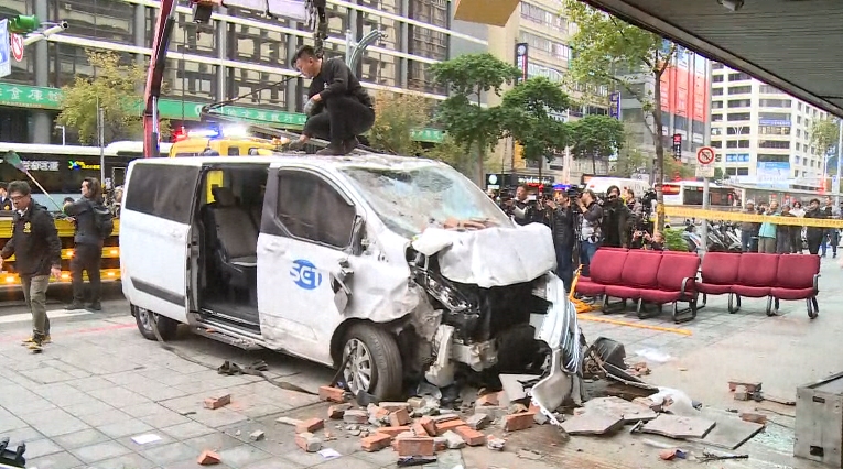 三立採訪車撞銀行釀10傷 肇事司機過失傷害＋重傷害罪移送北檢複訊