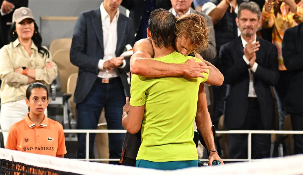 納達爾和茲維列夫惺惺相惜。圖／翻攝自Twitter @Roland-Garros