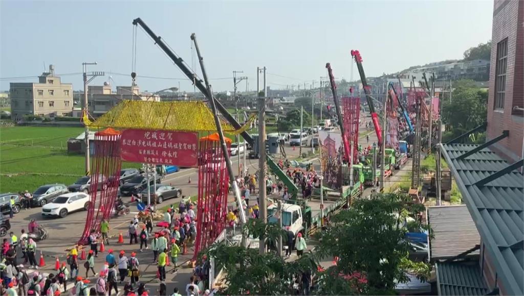迎白沙屯媽回鑾 苗栗鄉親準備18台吊車、燃放逾80箱鞭炮