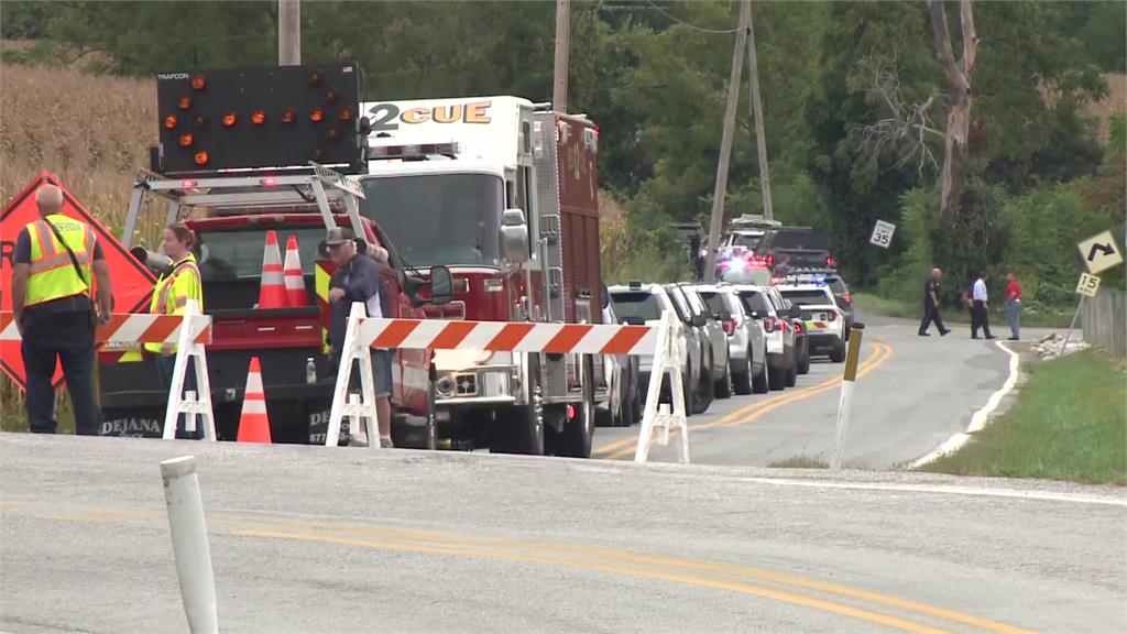 人煙罕至的偏遠農村停滿警車，逐一盤查路過車輛。圖／美聯社、CNN