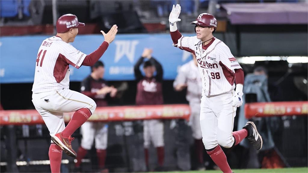 台灣大賽G4，樂天桃猿陳晨威轟出超前兩分砲。圖／翻攝自Facebook@heartbaseball