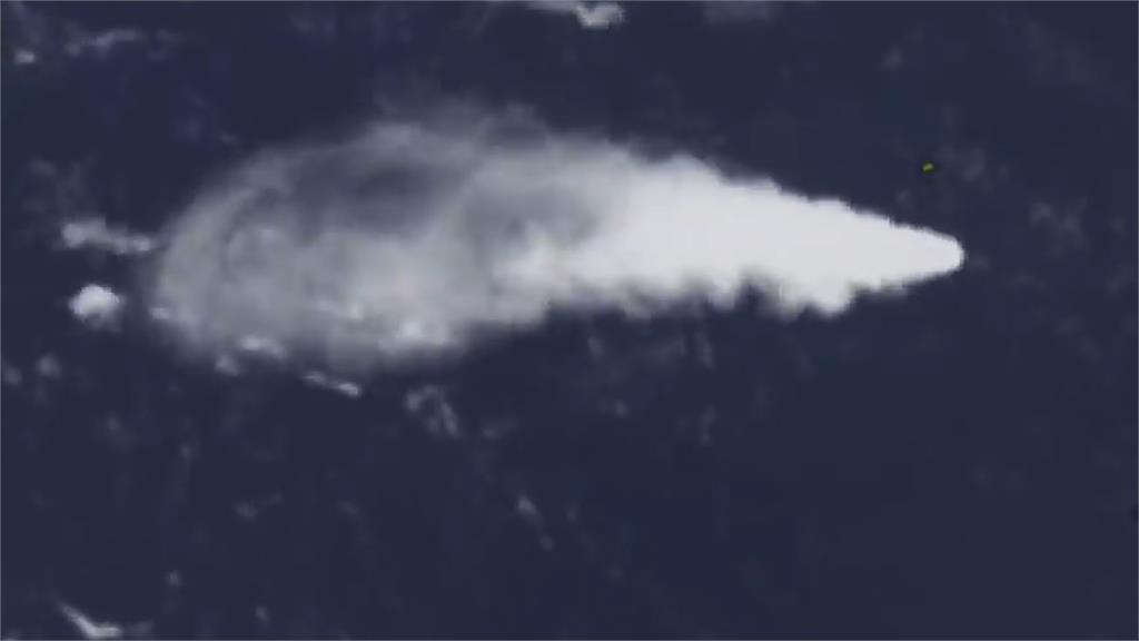 日本氣象衛星在外太空觀測到海底火山噴發出的滾滾煙流。圖／日本氣象廳 提供