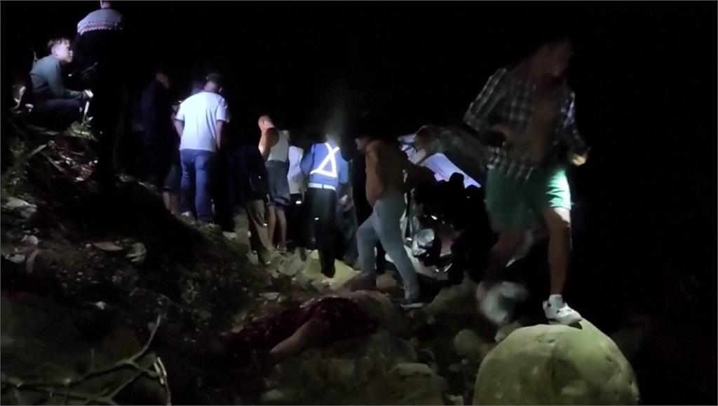 悲！尼泊爾巴士滑落山谷　7人死亡、9人受傷