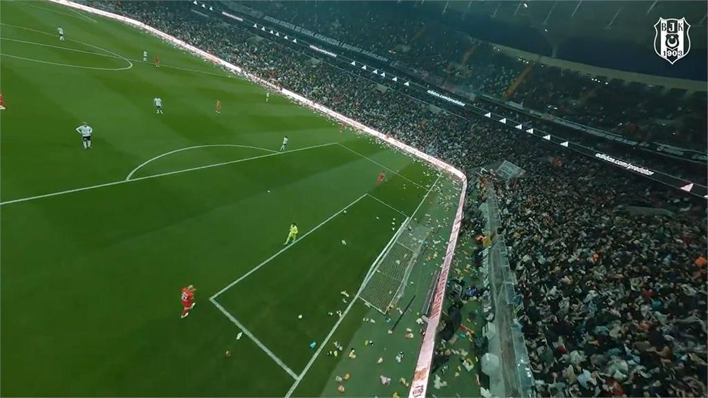 土耳其足球聯賽球場下起「玩偶雨」。圖／翻攝自Twitter@Besiktas