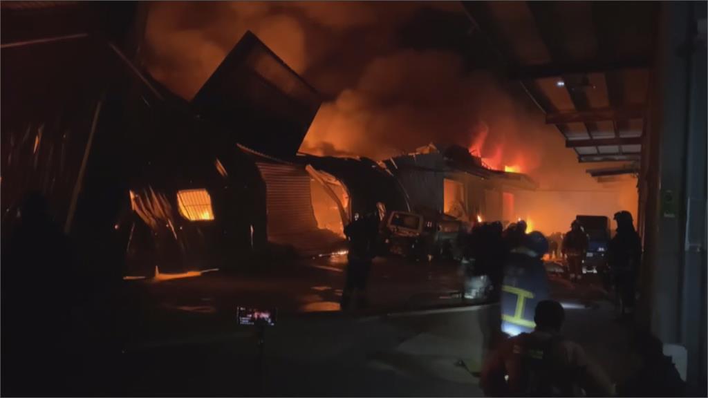八里火警延燒8鐵皮屋，傳1消防員遭灼傷。圖／台視新聞