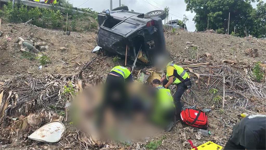 台東轎車失控墜邊坡 69歲駕駛拋飛不治、兒受困獲救送醫