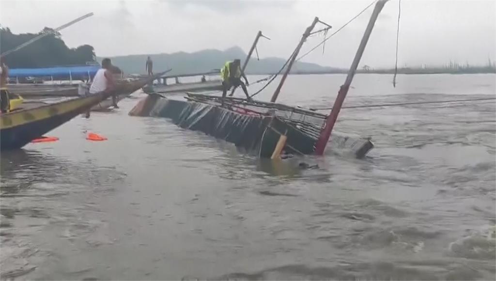「杜蘇芮」颱風颳強風，菲律賓第一大湖發生船隻翻覆意外。圖／美聯社、路透社