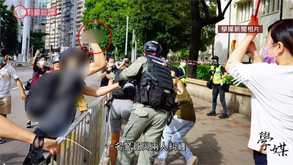 示威男子持刀刺港警。圖：翻攝自香港有線 i-Cable News