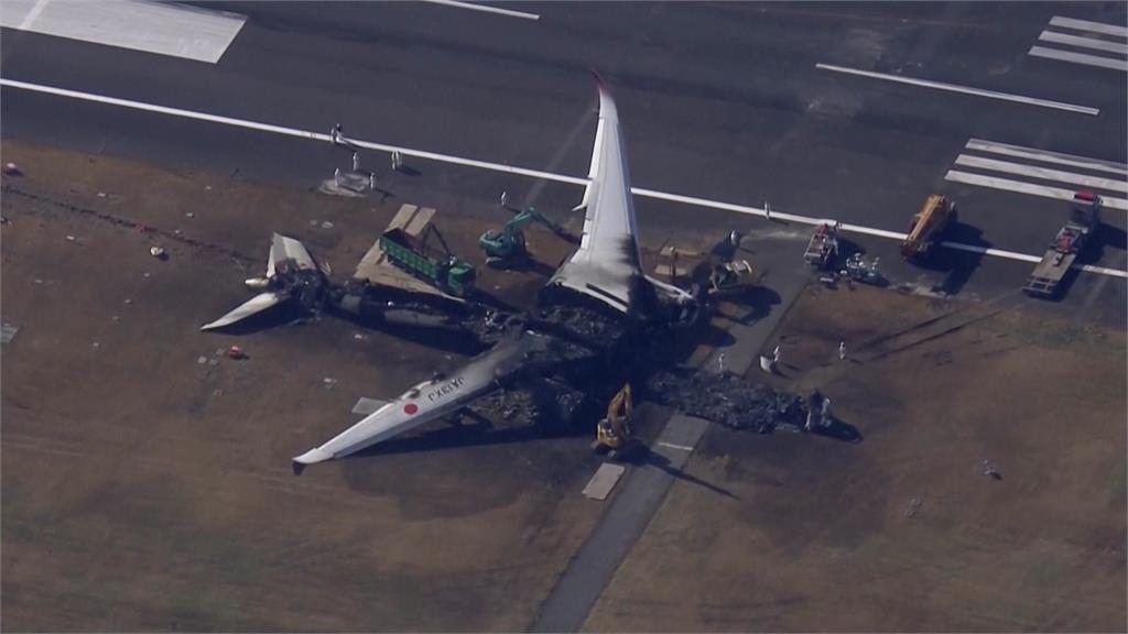日本東京羽田機場2日發生撞機事故。圖／美聯社、路透社
