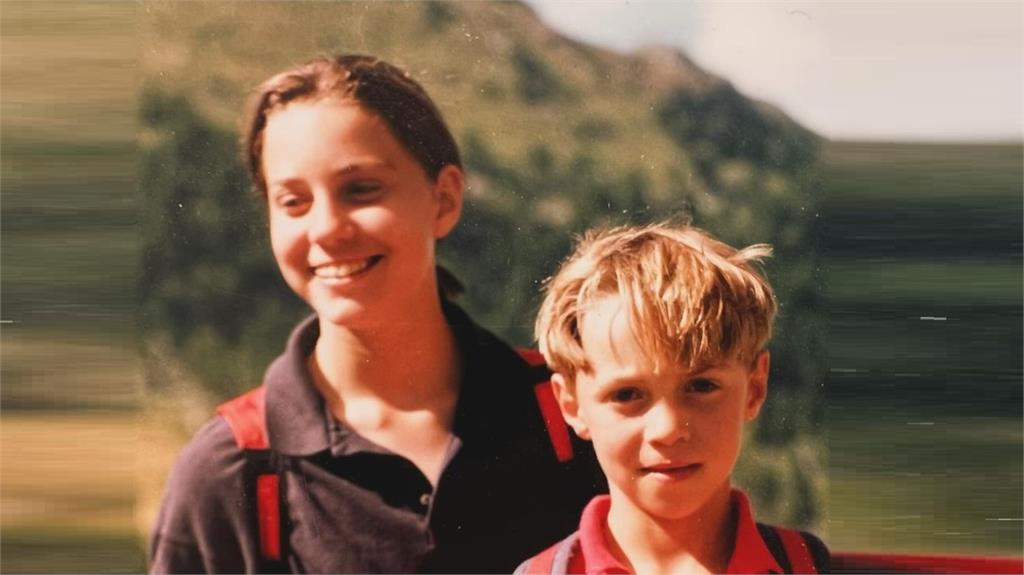 凱特王妃與弟弟詹姆斯，小時候常爬山健行。圖／翻攝自IG @jmidy