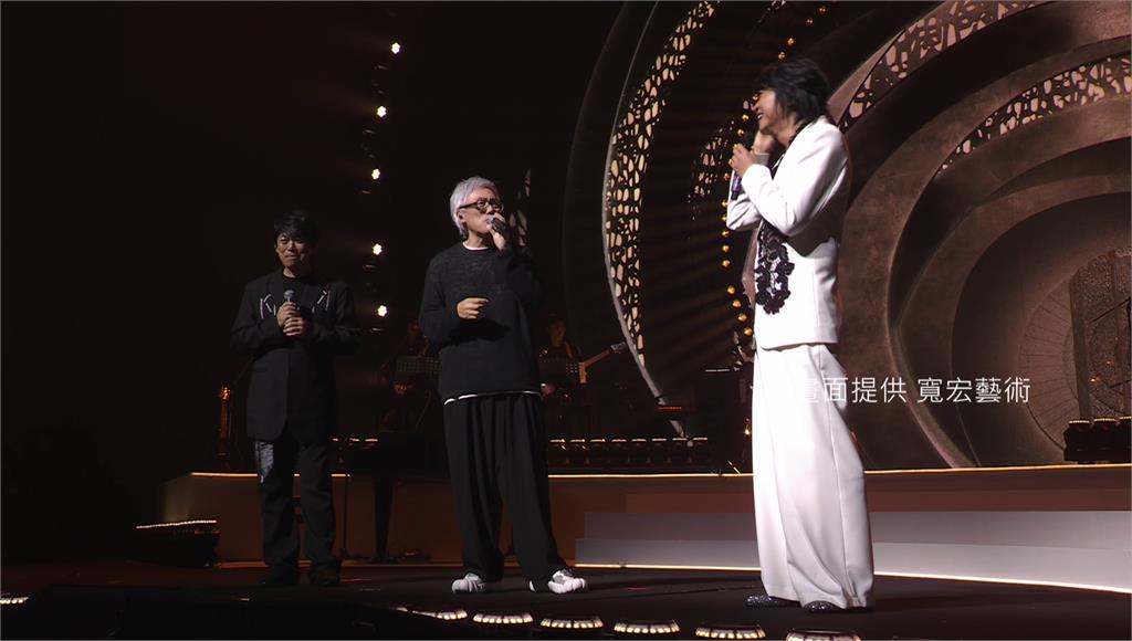 消失八年張宇滿頭白髮現身游鴻明演唱會 合體飆唱震撼全場