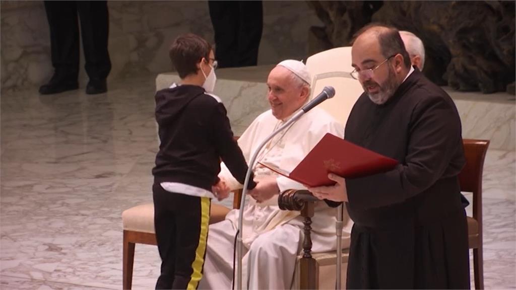 男童為了獲得一頂小瓜帽，拉著教宗的手不斷撒嬌。圖／翻攝自AP Direct