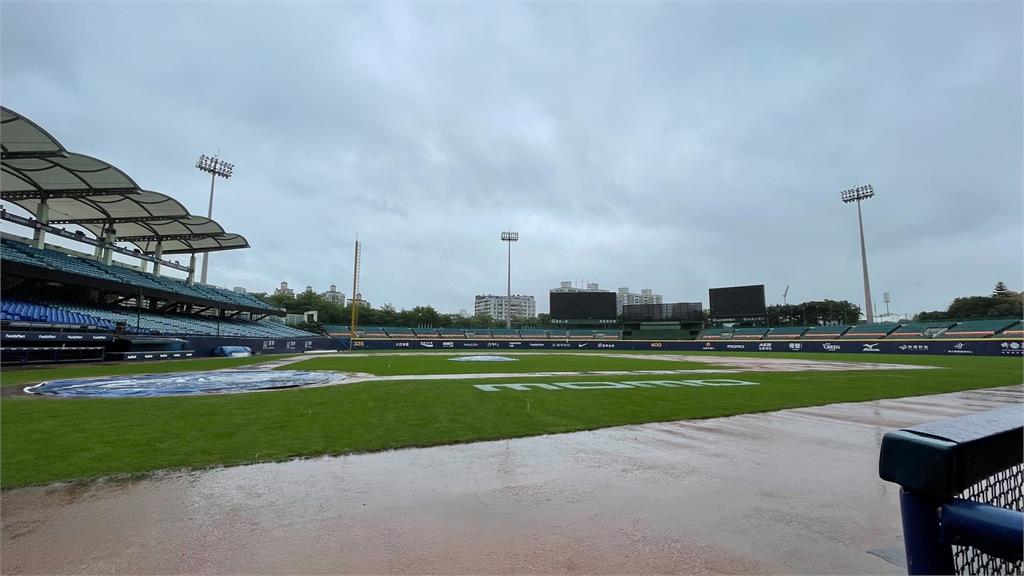 新莊棒球場目前仍積水。圖／中職提供