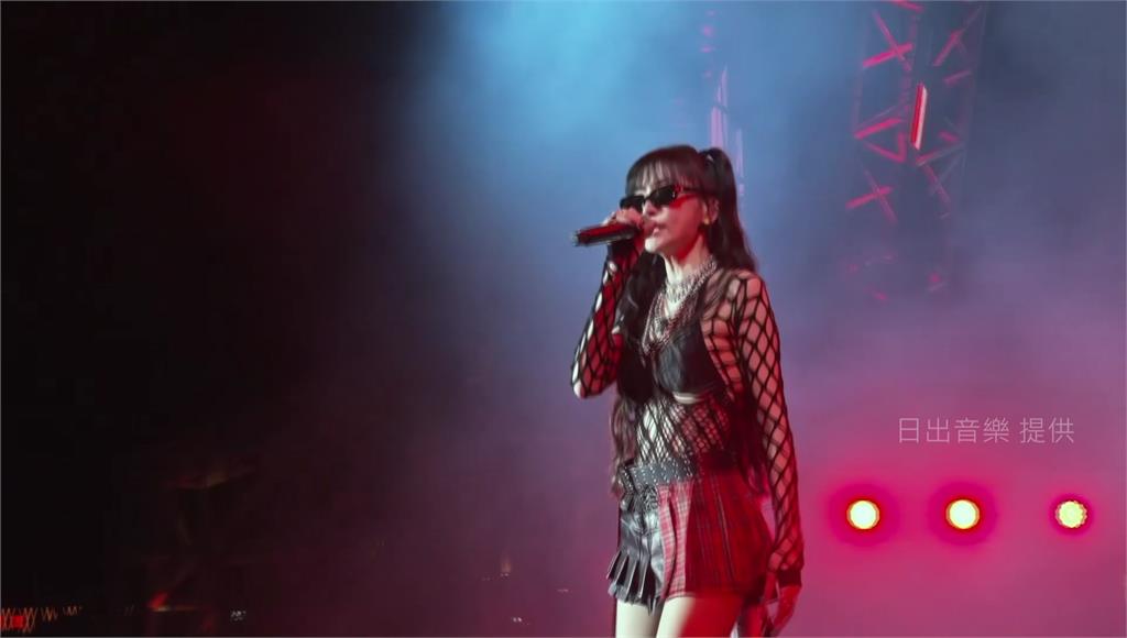 豬大哥沒有死！謝金燕大港重現「豬哥亮歌廳秀」 父女倆跨時空合體