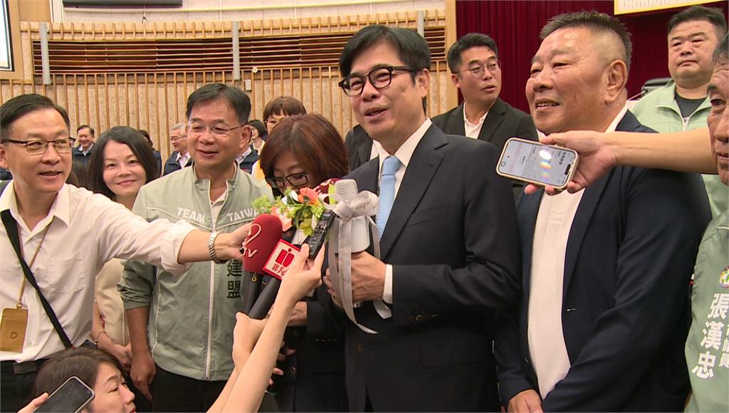 陳其邁議會最後一次定期會　收藍牙麥克風即興飆唱〈紅豆〉