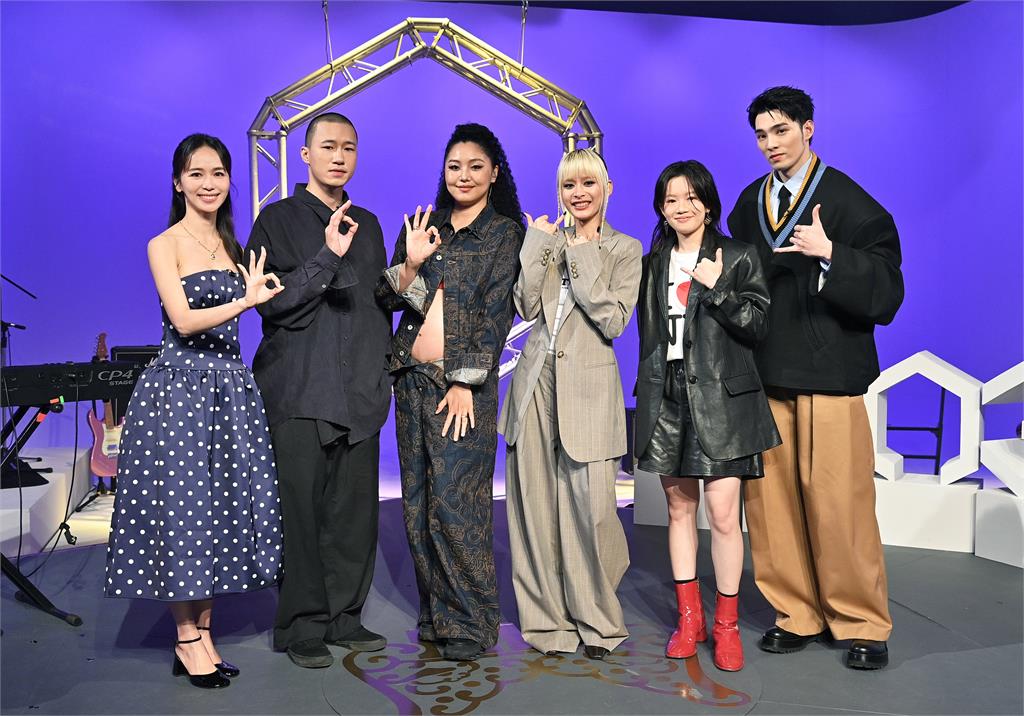 左起陳明珠、someshiit山姆、鄭雙雙、JUD陳泳希、Andr、黃偉晉。圖／台視