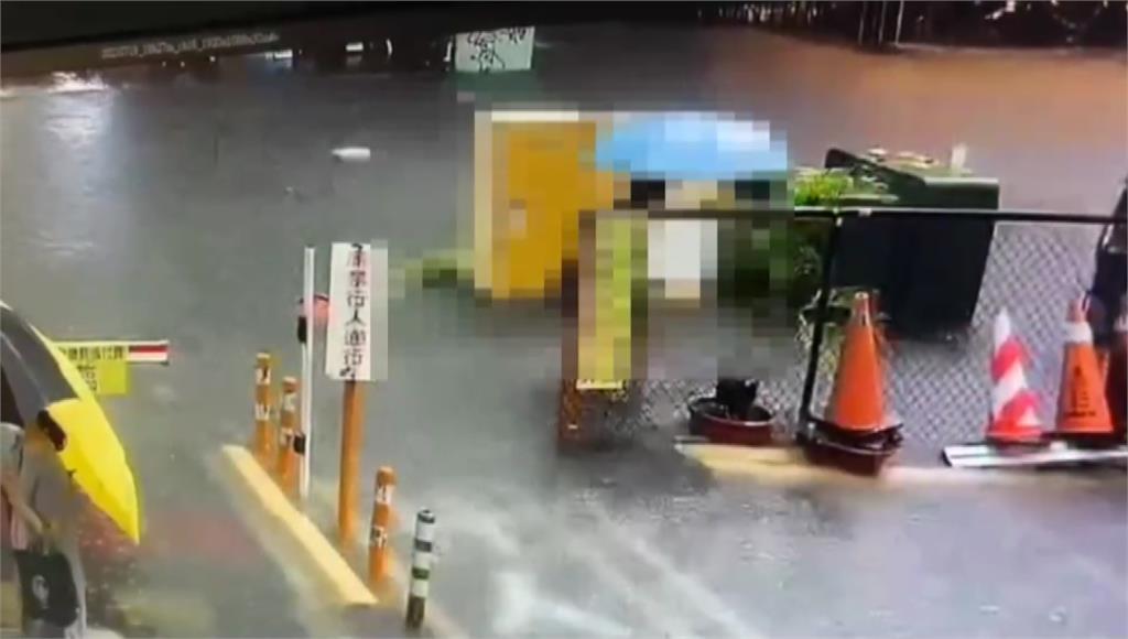 高雄一名婦人涉水過馬路，疑遭觸電倒地。圖／台視新聞