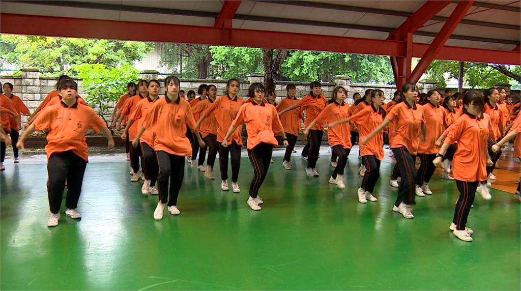 由320位莊敬高職女學生組成的超大舞團，將在國慶大典上演一場街舞饗宴。圖：台視新聞
