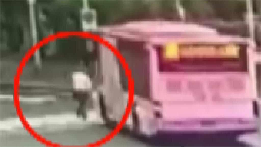 國內知名乳癌權威周佳正，19日上午過馬路時遭到欣欣客運公車撞上，不幸身亡。圖／台視新聞（資料畫面）