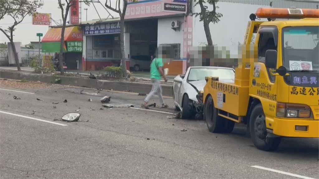 新車才牽3分鐘 疑不熟性能撞分隔島翻車