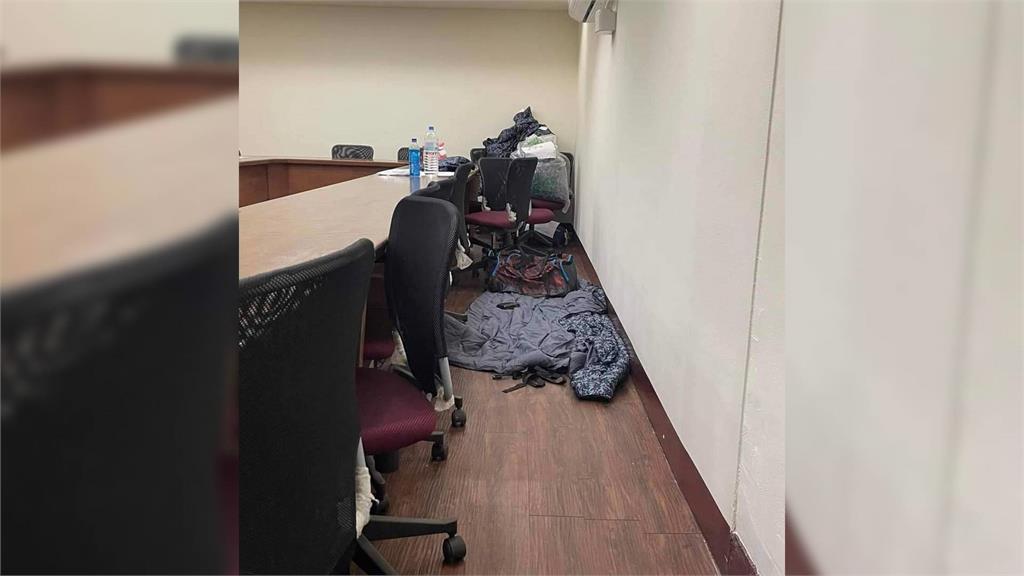 台大確診學生指控被校方丟包在會議室。圖／翻攝自臉書