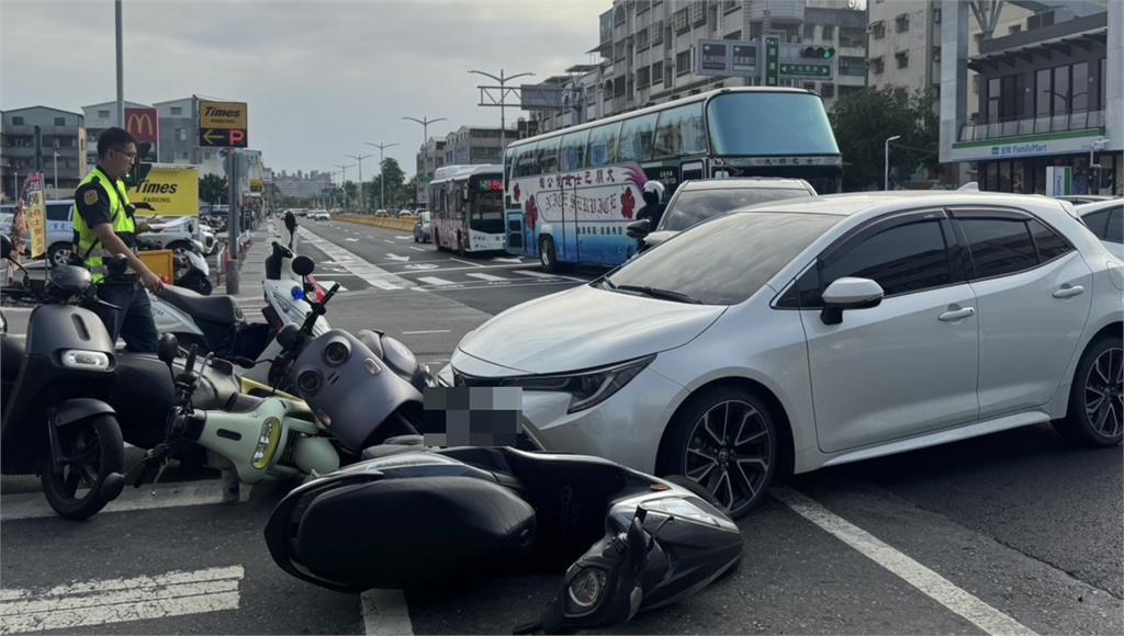 高雄連環撞事故!轎車搶快左轉挨撞再衝待轉區 2駕駛+4騎士傷