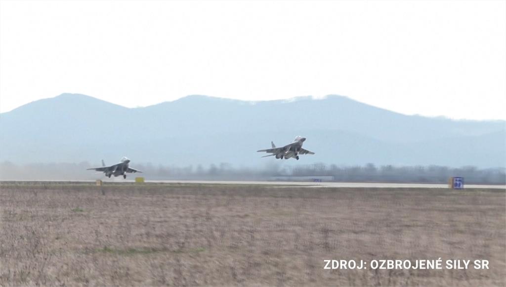 斯洛伐克率先讓烏軍飛行員把4架米格29戰機開回烏克蘭。圖／美聯社、路透社、CNN