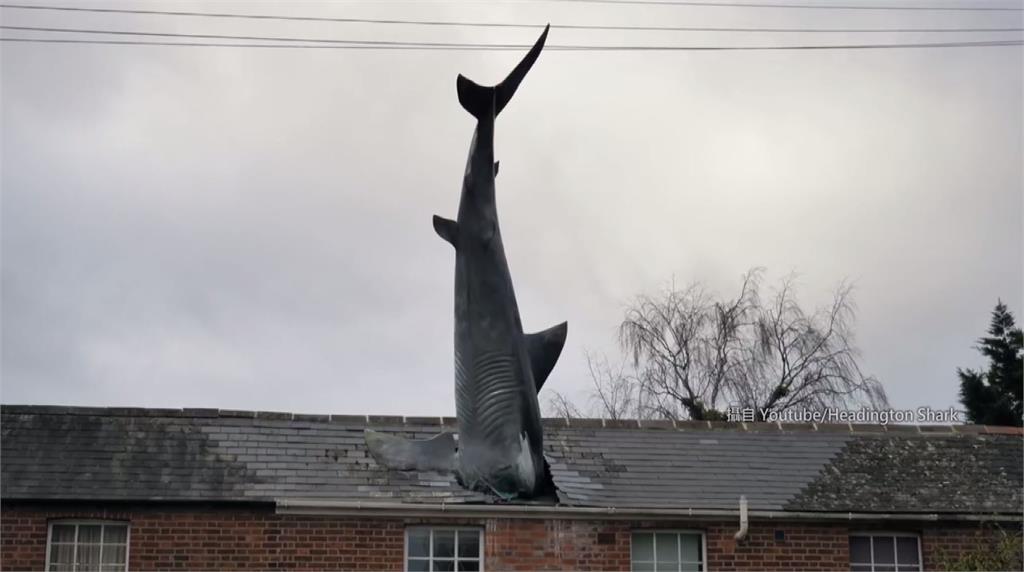 英文牛津黑丁頓小鎮上的鯊魚屋頂。圖：翻攝自 Youtube/Headington Shark