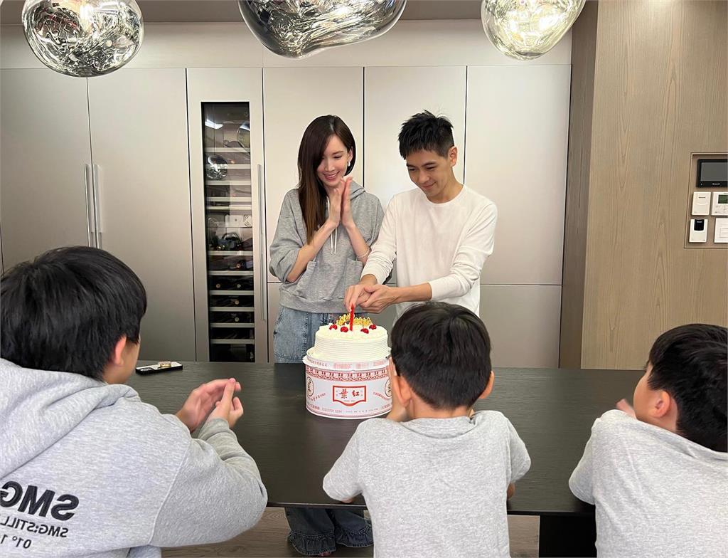 林志穎48歲生日，一家5口開心切蛋糕慶生。圖／翻攝自Facebook@林志穎 Jimmy Lin 