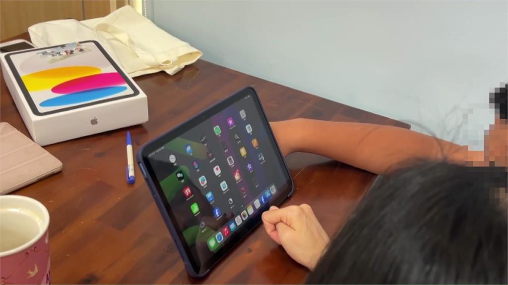 屏東里港鄉一間基金會今年自費送出278台iPad，作為偏鄉國小與幼兒園畢業生的祝福與鼓勵。圖／台視新聞
