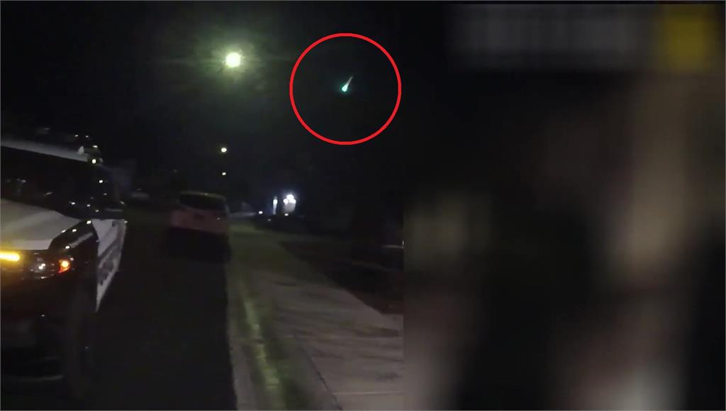 美國警方拍到夜空中有不明綠色光點。圖／CNN、網路